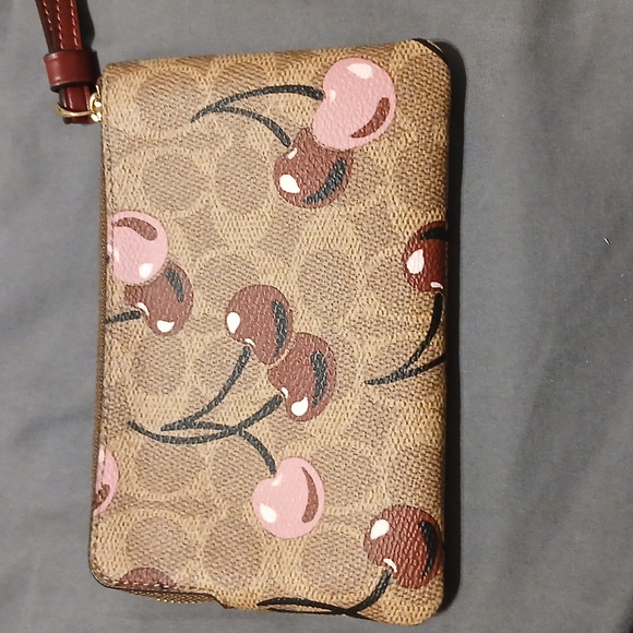 COACH CORNER ZIP WRISTLET IN SIGNATURE WITH CHERRY - Picture 2 of 4